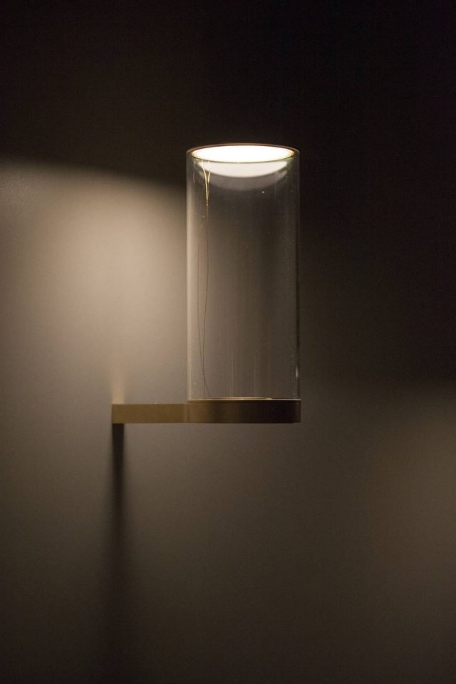 30. Fatua di be.emanuelgargano è l'applique che ricorda nella forma una lanterna. Il diffusore è realizzato in perspex trasparente e la struttura è in ottone satinato. La fonte luminosa a Led non è percettibile, la luce infatti si diffonde dal cilindro soffusamente. www.beemanuelgargano.com 30. Fatua di be.emanuelgargano è l'applique che ricorda nella forma una lanterna. Il diffusore è realizzato in perspex trasparente e la struttura è in ottone satinato. La fonte luminosa a Led non è percettibile, la luce infatti si diffonde dal cilindro soffusamente. www.beemanuelgargano.com