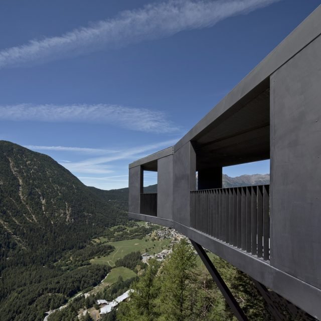 La miniera di Brusson si trova in una struttura in acciaio che si affaccia sulla valle di Ayas. Il progetto di valorizzazione dell’intero sito minerario, sia nella sua parte museale, che nell’allestimento della mostra permanente dedicata all’opera di Joseph Herbet, fotografo e capitano di miniera, è improntata alla massima semplicità e rigore formale. Architetto Corrado Binel
EM2 Architekten La miniera di Brusson si trova in una struttura in acciaio che si affaccia sulla valle di Ayas. Il progetto di valorizzazione dell’intero sito minerario, sia nella sua parte museale, che nell’allestimento della mostra permanente dedicata all’opera di Joseph Herbet, fotografo e capitano di miniera, è improntata alla massima semplicità e rigore formale. Architetto Corrado Binel
EM2 Architekten