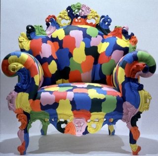 La poltrona di Mozart compresa nella mostra La città immaginaria di Abet Laminati