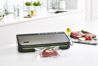 Regolabile su 3 velocità per adattarsi a diversi tipi di sacchetti e contenitori 5X di FoodSaver funziona con aspirazione e sigillatura automatica o in modalità “solo sigillatura” per personalizzare le dimensioni dei propri sacchetti. Ha capacità del vuoto di 800 mbar. La confezione include: 5 sacchetti termo sigillabili da 0,94 litri, 5 sacchetti termo sigillabili da 3,78 litri, 1 rotolo da 28x300cm, 1 barattolo, 1 tappo e 1 tubo per accessori. Misura L41,2xP22,3xH10,2 cm. Prezzo 219,90 euro. www.foodsaver.it Regolabile su 3 velocità per adattarsi a diversi tipi di sacchetti e contenitori 5X di FoodSaver funziona con aspirazione e sigillatura automatica o in modalità “solo sigillatura” per personalizzare le dimensioni dei propri sacchetti. Ha capacità del vuoto di 800 mbar. La confezione include: 5 sacchetti termo sigillabili da 0,94 litri, 5 sacchetti termo sigillabili da 3,78 litri, 1 rotolo da 28x300cm, 1 barattolo, 1 tappo e 1 tubo per accessori. Misura L41,2xP22,3xH10,2 cm. Prezzo 219,90 euro. www.foodsaver.it