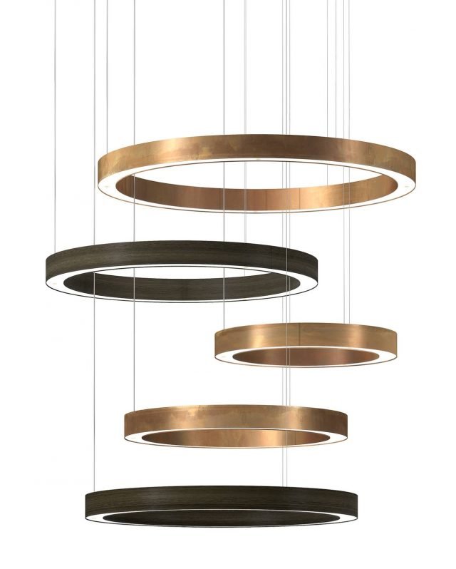 Light Ring Horizontal di Henge è la nuova lampada a sospensione, design Massimo Castagna, formata da una serie di cerchi realizzati in ottone brunito e legno termo-trattato finito ad olio a base di cera naturale e acqua. È dotata di illuminazione a Led. www.henge07.com Light Ring Horizontal di Henge è la nuova lampada a sospensione, design Massimo Castagna, formata da una serie di cerchi realizzati in ottone brunito e legno termo-trattato finito ad olio a base di cera naturale e acqua. È dotata di illuminazione a Led. www.henge07.com