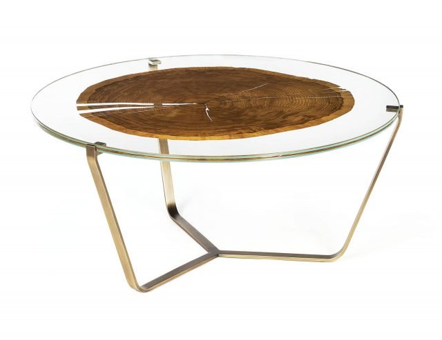 Cortina di VGnew trend è il nuovo tavolino che ha il piano formato da due lastre di vetro tonde in cui è inserito un sottile foglio di legno ottenuto dal taglio orizzontale di un tronco che mette in evidenza le venature e i cerchi concentrici: ogni pezzo è quindi unico. La struttura di sostegno in metallo con finitura dorata è disponibile in due altezze diverse. Misura ø 85 x H 31/41 cm. www.vgnewtrend.it Cortina di VGnew trend è il nuovo tavolino che ha il piano formato da due lastre di vetro tonde in cui è inserito un sottile foglio di legno ottenuto dal taglio orizzontale di un tronco che mette in evidenza le venature e i cerchi concentrici: ogni pezzo è quindi unico. La struttura di sostegno in metallo con finitura dorata è disponibile in due altezze diverse. Misura ø 85 x H 31/41 cm. www.vgnewtrend.it