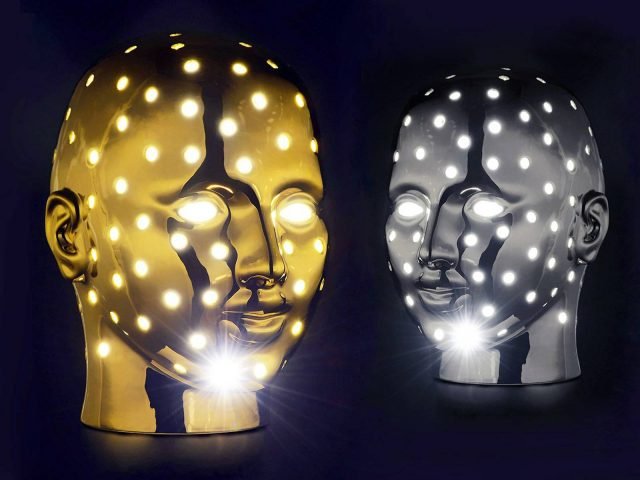 33. Urano di Marioni Home Collection è la nuova lampada da tavolo, design Massimo Micheli, che ha l'aspetto di un volto umano dotato di piccoli fori da cui filtrano raggi luminosi che illuminano lo spazio circostante. É interamente realizzata in ceramica nella finitura platino e dorata. Misura L 29 x P 36 x H 41 cm. www.marioni.it 33. Urano di Marioni Home Collection è la nuova lampada da tavolo, design Massimo Micheli, che ha l'aspetto di un volto umano dotato di piccoli fori da cui filtrano raggi luminosi che illuminano lo spazio circostante. É interamente realizzata in ceramica nella finitura platino e dorata. Misura L 29 x P 36 x H 41 cm. www.marioni.it