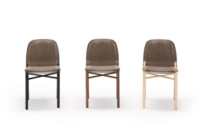 33. Field di Saintluc è la nuova sedia firmata da Philippe Nigro caratterizzata da un'unica scocca che contiene lino, un materiale insolito che la rende leggera e resistente allo stesso tempo. Lo schienale e la seduta sono decorate da scanalature che ricordano i terreni arati. Le gambe sono disponibili in metallo o in legno chiaro. www.saintluc.fr 33. Field di Saintluc è la nuova sedia firmata da Philippe Nigro caratterizzata da un'unica scocca che contiene lino, un materiale insolito che la rende leggera e resistente allo stesso tempo. Lo schienale e la seduta sono decorate da scanalature che ricordano i terreni arati. Le gambe sono disponibili in metallo o in legno chiaro. www.saintluc.fr