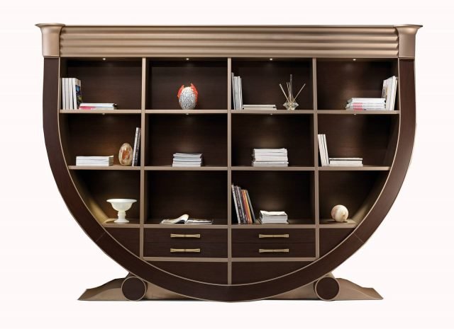 Ego di Brummel è la nuova libreria con una forma originale e insolita, semicircolare; la struttura è realizzata in legno wengé e la base formata da due piedi nella finitura bronzo laccato. Nella parte superiore c'è un capitello stilizzato e un'architrave a chiusura con finitura bronzo opaco. É disponibile nella versione singola o composta. www.brummelcucine.it Ego di Brummel è la nuova libreria con una forma originale e insolita, semicircolare; la struttura è realizzata in legno wengé e la base formata da due piedi nella finitura bronzo laccato. Nella parte superiore c'è un capitello stilizzato e un'architrave a chiusura con finitura bronzo opaco. É disponibile nella versione singola o composta. www.brummelcucine.it