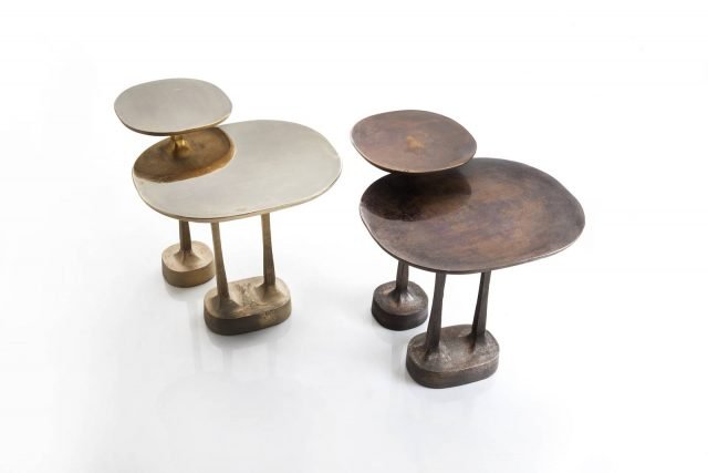 Mushrooms di Henge è il nuovo tavolino interamente realizzato in ottone naturale e bronzo naturale attraverso l'antica tecnica della fusione con stampi a terra. La forma ricorda quella die funghi stilizzati; la superficie ha un aspetto elegantemente vissuto. Misura L 47,5 x P 56,2 x H 52,4 cm e L 32,4 x P 32,4 x H 59,9 cm. www.henge07.com Mushrooms di Henge è il nuovo tavolino interamente realizzato in ottone naturale e bronzo naturale attraverso l'antica tecnica della fusione con stampi a terra. La forma ricorda quella die funghi stilizzati; la superficie ha un aspetto elegantemente vissuto. Misura L 47,5 x P 56,2 x H 52,4 cm e L 32,4 x P 32,4 x H 59,9 cm. www.henge07.com