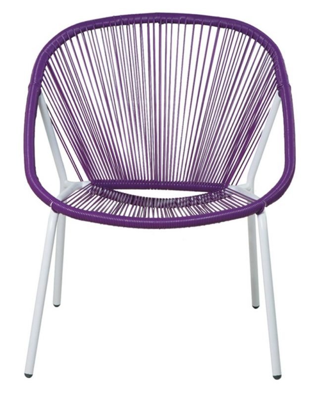 È impilabile la poltrona Navia in alluminio e rattan. Misura L 70 cm e costa 39,90 euro. Alla struttura bianca, sono abbinati seduta e schienali di vari colori. È impilabile la poltrona Navia in alluminio e rattan. Misura L 70 cm e costa 39,90 euro. Alla struttura bianca, sono abbinati seduta e schienali di vari colori.