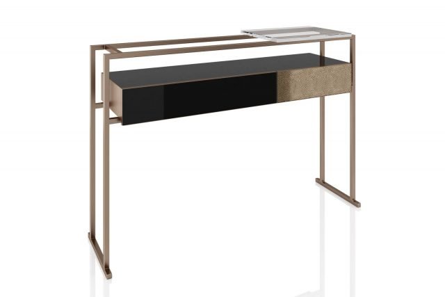 Transition di Arte Veneziana è la nuova console con una forma geometrica che ricorda i modelli Déco. Nell'esile struttura in metallo con finitura ottone anticato sono inseriti due cassetti, uno in vetro specchiato e l'altro in vetro dorato con una particolare incisione a effetto martellinato. Nella parte superiore c'è un piccolo piano di apoggio in vetro trasparente. Misura L 160 x P 43 x H 107 cm. www.arteveneziana.com Transition di Arte Veneziana è la nuova console con una forma geometrica che ricorda i modelli Déco. Nell'esile struttura in metallo con finitura ottone anticato sono inseriti due cassetti, uno in vetro specchiato e l'altro in vetro dorato con una particolare incisione a effetto martellinato. Nella parte superiore c'è un piccolo piano di apoggio in vetro trasparente. Misura L 160 x P 43 x H 107 cm. www.arteveneziana.com