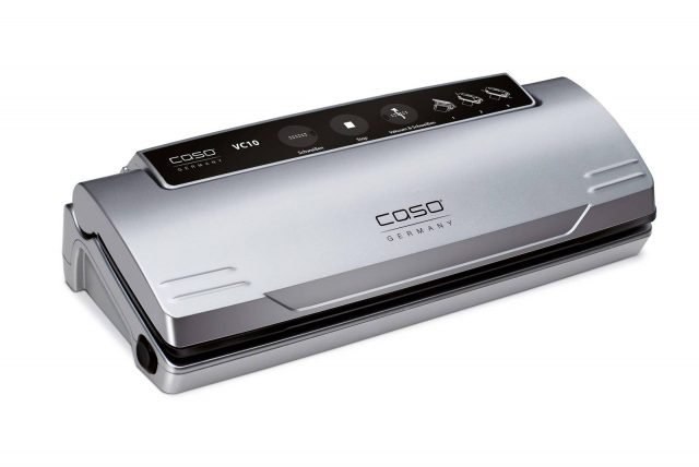 La macchina sottovuoto VC 10 di Caso Design si caratterizza per una struttura realizzata in plastica colore argento. E’ dotata di barra saldante, rivestita in teflon, antiaderente e lunga 30 cm, pesa 1,3 kg e ha una potenza di 110 watt. Misura L39xP 15xH9cm. Prezzo 119 euro. www.puntode.it La macchina sottovuoto VC 10 di Caso Design si caratterizza per una struttura realizzata in plastica colore argento. E’ dotata di barra saldante, rivestita in teflon, antiaderente e lunga 30 cm, pesa 1,3 kg e ha una potenza di 110 watt. Misura L39xP 15xH9cm. Prezzo 119 euro. www.puntode.it
