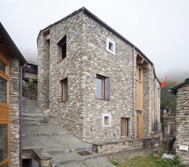 Il Centro culturale Lou Pourtoun completamente in pietra e dall’immagine fortemente massiva deve il suo nome alla tipologia insediativa, caratteristica della borgata Sant’Antonio, che è alla base del progetto: una sorta di strada coperta – il pourtoun –, disposta ortogonalmente al pendio, su cui si affacciano a monte e a valle le cellule edilizie dando vita a una specie di piccolo villaggio ospitato sotto un unico tetto. Architetti Massimo Crotti,
Antonio De Rossi,
Marie-Pierre Forsans,
Studio Associato GSP Il Centro culturale Lou Pourtoun completamente in pietra e dall’immagine fortemente massiva deve il suo nome alla tipologia insediativa, caratteristica della borgata Sant’Antonio, che è alla base del progetto: una sorta di strada coperta – il pourtoun –, disposta ortogonalmente al pendio, su cui si affacciano a monte e a valle le cellule edilizie dando vita a una specie di piccolo villaggio ospitato sotto un unico tetto. Architetti Massimo Crotti,
Antonio De Rossi,
Marie-Pierre Forsans,
Studio Associato GSP