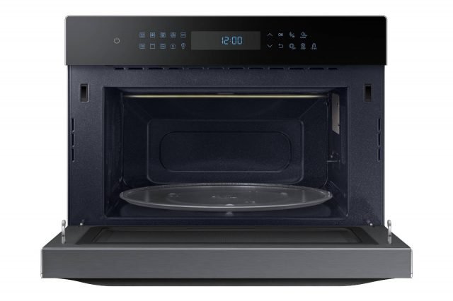 La serie Smart Oven HotBlast™ di Samsung comprende il microonde MC 35J8088 LT da 35 litri, che consente di friggere senza olio addizionale, riducendo al minimo i grassi e combina le funzioni della griglia e della circolazione dell’aria calda impiegando contemporaneamente i 3 sistemi di cottura microonde, grill e il tradizionale sistema ventilato. Misura L52,6xP46,4xH40,3 cm. Prezzo 599 euro. www.samsung.it La serie Smart Oven HotBlast™ di Samsung comprende il microonde MC 35J8088 LT da 35 litri, che consente di friggere senza olio addizionale, riducendo al minimo i grassi e combina le funzioni della griglia e della circolazione dell’aria calda impiegando contemporaneamente i 3 sistemi di cottura microonde, grill e il tradizionale sistema ventilato. Misura L52,6xP46,4xH40,3 cm. Prezzo 599 euro. www.samsung.it