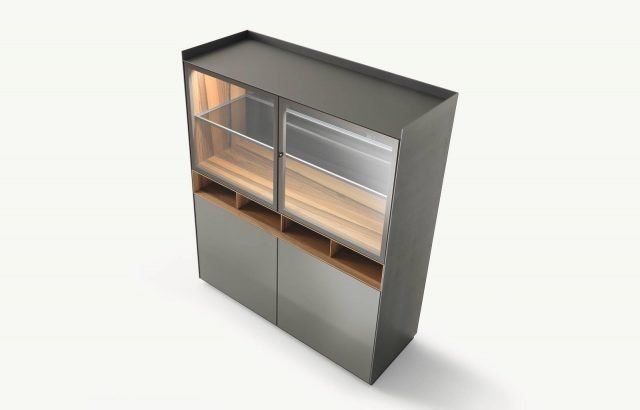 Self di Rimadesio è la nuova versione della vetrina contenitore caratterizzata dalla nuova anta in alluminio estruso dotata di cerniere incassate e priva di giunzioni e viti a vista; il vetro è disponibile in diverse varianti: trasparente, riflettente, satinato. Anche l'esclusiva serratura di serie è incassata a filo nell'anta. Il contenitore è realizzato in noce e il ripiano interno in alluminio e vetro; lo schienale è dotato di effetto specchio ed è presente un'illuminazione interna a Led di ultima generazione. É disponibile nella versione con lo zoccolo o con i piedini in alluminio. www.rimadesio.it Self di Rimadesio è la nuova versione della vetrina contenitore caratterizzata dalla nuova anta in alluminio estruso dotata di cerniere incassate e priva di giunzioni e viti a vista; il vetro è disponibile in diverse varianti: trasparente, riflettente, satinato. Anche l'esclusiva serratura di serie è incassata a filo nell'anta. Il contenitore è realizzato in noce e il ripiano interno in alluminio e vetro; lo schienale è dotato di effetto specchio ed è presente un'illuminazione interna a Led di ultima generazione. É disponibile nella versione con lo zoccolo o con i piedini in alluminio. www.rimadesio.it