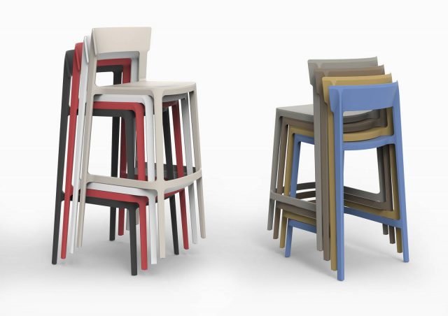 47. Skin di Calligaris è il nuovo sgabello con la monoscocca in polipropilene in otto varianti di colore che può essere usato anche all'esterno; è facilmente impilabile. Il design è semplice e elegante allo stesso tempo; inoltre è dotato di poggiapiedi e si può scegliere fra due dimensioni diverse. Misura L 50 x P 49 x H 92 cm e L 51 x P 50 x H 107 cm. www.calligaris.it 47. Skin di Calligaris è il nuovo sgabello con la monoscocca in polipropilene in otto varianti di colore che può essere usato anche all'esterno; è facilmente impilabile. Il design è semplice e elegante allo stesso tempo; inoltre è dotato di poggiapiedi e si può scegliere fra due dimensioni diverse. Misura L 50 x P 49 x H 92 cm e L 51 x P 50 x H 107 cm. www.calligaris.it