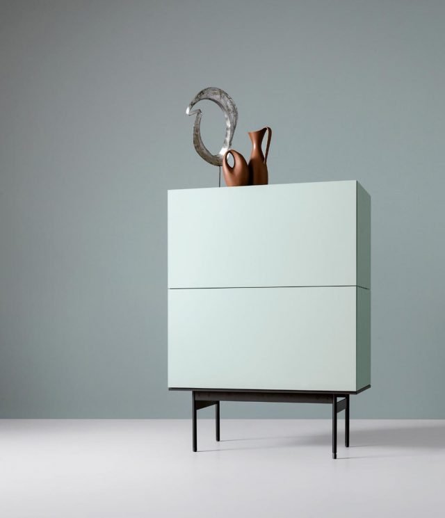 Brick di Caccaro è la collezione di contenitori adatti sia alla zona giorno sia a quella notte. La struttura, disponibile in numerose varianti di colore, è formata da moduli che si possono combinare tra loro come mattoncini e si appoggia su una base in metallo dotata di piedini regolabili in altezza. L'apertura delle ante avviene con il sistema a pressione push pull. www.caccaro.com Brick di Caccaro è la collezione di contenitori adatti sia alla zona giorno sia a quella notte. La struttura, disponibile in numerose varianti di colore, è formata da moduli che si possono combinare tra loro come mattoncini e si appoggia su una base in metallo dotata di piedini regolabili in altezza. L'apertura delle ante avviene con il sistema a pressione push pull. www.caccaro.com