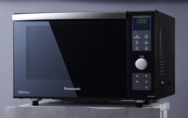 Il forno a microonde NN-DF383B di Panasonic ha una capacità di soli 23 litri ma consente di selezionare 4 modalità di cottura o 8 programmi automatici in base al peso. Non è dotato di un piatto rotante per consentire un maggiore spazio interno e ha rivestimento interno in fluoro per una pulizia facilitata. Misura L48,3xP39,6xH31 cm. Prezzo 269,99 euro. www.panasonic.it Il forno a microonde NN-DF383B di Panasonic ha una capacità di soli 23 litri ma consente di selezionare 4 modalità di cottura o 8 programmi automatici in base al peso. Non è dotato di un piatto rotante per consentire un maggiore spazio interno e ha rivestimento interno in fluoro per una pulizia facilitata. Misura L48,3xP39,6xH31 cm. Prezzo 269,99 euro. www.panasonic.it