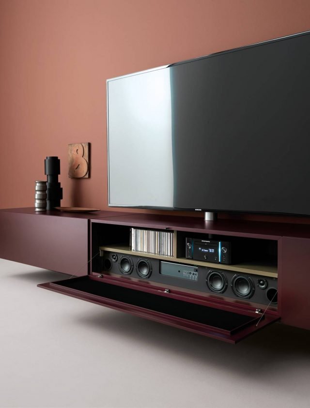 Brick Multimedia di Caccaro è il sistema sospeso a parete in grado di ospitare lo schermo grazie alla colonnina porta Tv integrata che permette di collegare l'apparecchio al top e di ordinare e nascondere i cavi all'interno del mobile. La parte inferiore è organizzata per accogliere un impianto audio di alta qualità integrato e controllabile con dispositivo Bluetooth; il fronte a ribalta è realizzato in metallo traforato per consentire il passaggio dei suoni e dei segnali elettronici. www.caccaro.com Brick Multimedia di Caccaro è il sistema sospeso a parete in grado di ospitare lo schermo grazie alla colonnina porta Tv integrata che permette di collegare l'apparecchio al top e di ordinare e nascondere i cavi all'interno del mobile. La parte inferiore è organizzata per accogliere un impianto audio di alta qualità integrato e controllabile con dispositivo Bluetooth; il fronte a ribalta è realizzato in metallo traforato per consentire il passaggio dei suoni e dei segnali elettronici. www.caccaro.com