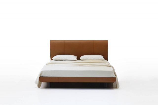 Sadoru di Porro è il nuovo letto, design Oscar e Gabriele Buratti, che ha una forma squadrata ed è completamente rivestito in cuoio chiaro con un alto spessore impreziosita dalla doppia cucitura artigianale, da selleria. L'ampia testata ricurva è alta e compatta, ma ha una profondità ridotta e lateralmente si ripiega come una busta. www.porro.com Sadoru di Porro è il nuovo letto, design Oscar e Gabriele Buratti, che ha una forma squadrata ed è completamente rivestito in cuoio chiaro con un alto spessore impreziosita dalla doppia cucitura artigianale, da selleria. L'ampia testata ricurva è alta e compatta, ma ha una profondità ridotta e lateralmente si ripiega come una busta. www.porro.com