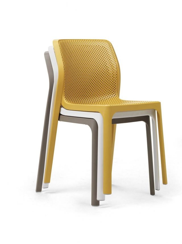 54. Bit di Nardi è la sedia outdoor senza braccioli leggera e impilabile, interamente realizzata in resina fiberglass trattata anti-Uv e colorata in massa: non richiede manutenzione, è resistente e riciclabile al 100%. Lo stile pulito e le sei varianti di colore matt permettono di ambientarla con facilità; inoltre le migliaia di forellini sulla superficie creano effetti optical,. Misura L 52 x P 55 x H 84 cm. www.nardigarden.com 54. Bit di Nardi è la sedia outdoor senza braccioli leggera e impilabile, interamente realizzata in resina fiberglass trattata anti-Uv e colorata in massa: non richiede manutenzione, è resistente e riciclabile al 100%. Lo stile pulito e le sei varianti di colore matt permettono di ambientarla con facilità; inoltre le migliaia di forellini sulla superficie creano effetti optical,. Misura L 52 x P 55 x H 84 cm. www.nardigarden.com