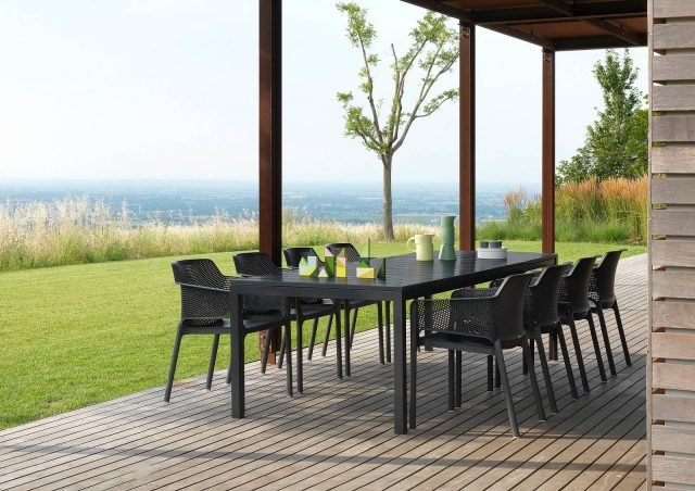 Rio di Nardi è il tavolo outdoor allungabile, con una movimentazione facile e invisibile, in grado di ospitare fino a dieci persone. Il piano formato da doghe è realizzato in resina DurelTop trattata anti-Uv e colorata in massa in tre colori (antracite, bianco e tortora); la struttura invece è in alluminio verniciato. Le gambe hanno una forma squadrata. È smontabile e non richiede manutenzione. Misura L 210/280 x P 100 x H 76 cm. www.nardigarden.com Rio di Nardi è il tavolo outdoor allungabile, con una movimentazione facile e invisibile, in grado di ospitare fino a dieci persone. Il piano formato da doghe è realizzato in resina DurelTop trattata anti-Uv e colorata in massa in tre colori (antracite, bianco e tortora); la struttura invece è in alluminio verniciato. Le gambe hanno una forma squadrata. È smontabile e non richiede manutenzione. Misura L 210/280 x P 100 x H 76 cm. www.nardigarden.com