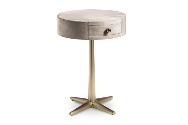 City di Cantori è il nuovo tavolino realizzato con finiture preziose: il top con cassetto è completamente rivestito in pelle o in ecopelle, la base centrale è realizzata in ferro conificato e lavorato oro in galvanica. Il piccolo cassetto è dotato di un pomo dorato ed è rivestito internamente in tessuto. Misura ø 40 x H 53 cm. www.cantori.it City di Cantori è il nuovo tavolino realizzato con finiture preziose: il top con cassetto è completamente rivestito in pelle o in ecopelle, la base centrale è realizzata in ferro conificato e lavorato oro in galvanica. Il piccolo cassetto è dotato di un pomo dorato ed è rivestito internamente in tessuto. Misura ø 40 x H 53 cm. www.cantori.it