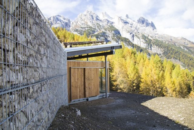 Il rifugio Val Bona nella Valle di Gares, a pochi chilometri da Canale d’Agordo, sul gruppo montuoso delle Pale di San Martino, si apre tra miniere medievali e antichi pascoli. Il progetto reinterpreta i resti di un ricovero per il bestiame come testimonianza di un uso ancestrale delle risorse della montagna. Architetti
Gianluca Parcianello
Lio Parcianello
Renato Da Re Il rifugio Val Bona nella Valle di Gares, a pochi chilometri da Canale d’Agordo, sul gruppo montuoso delle Pale di San Martino, si apre tra miniere medievali e antichi pascoli. Il progetto reinterpreta i resti di un ricovero per il bestiame come testimonianza di un uso ancestrale delle risorse della montagna. Architetti
Gianluca Parcianello
Lio Parcianello
Renato Da Re
