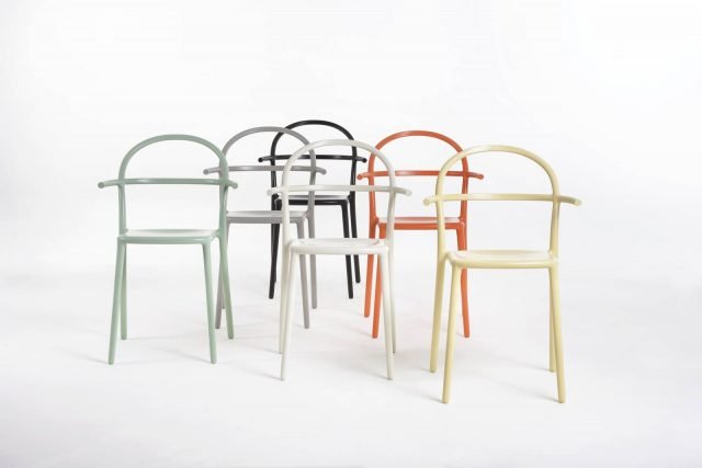 61. Generic C di Kartell è la nuova sedia, design Philippe Starck, ideata per essere pratica e funzionale, adatta sia alla casa sia agli spazi pubblici. La struttura è semplice e essenziale; è disponibile in diverse varianti di colore: bianco, nero, verde salvia, ruggine, grigio e giallo. www.kartell.com 61. Generic C di Kartell è la nuova sedia, design Philippe Starck, ideata per essere pratica e funzionale, adatta sia alla casa sia agli spazi pubblici. La struttura è semplice e essenziale; è disponibile in diverse varianti di colore: bianco, nero, verde salvia, ruggine, grigio e giallo. www.kartell.com