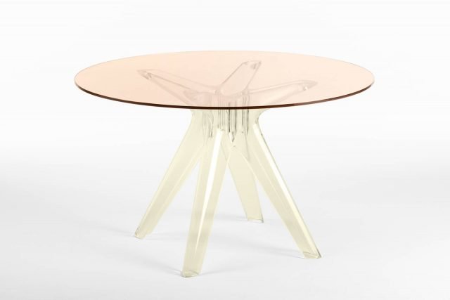 Sir Gio di Kartell è il tavolino, design Philippe Starck, nella versione definitiva nelle tonalità pastello: la base centrale realizzata in policarbonato trasparente e il piano in vetro colorato. Le basi sono disponibili in quattro colori diversi e possono essere abbinate a piani in gradazione per un risultato ton sur ton o in uno dei sedici colori disponibili. www.kartell.com Sir Gio di Kartell è il tavolino, design Philippe Starck, nella versione definitiva nelle tonalità pastello: la base centrale realizzata in policarbonato trasparente e il piano in vetro colorato. Le basi sono disponibili in quattro colori diversi e possono essere abbinate a piani in gradazione per un risultato ton sur ton o in uno dei sedici colori disponibili. www.kartell.com