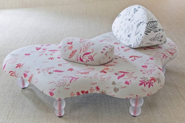 65. Meadow di Moroso è la nuova panca imbottita, disegnata da Tord Boontje, con uno stile informale e fresco: è formata da tre elementi arrotondati, rivestiti con un tessuto floreale, a cui si possono ahggiungere cuscini volanti. Le gambe sono realizzate con tre sfere sovrapposte realizzate in acrilico opaco o in legno. www.moroso.it 65. Meadow di Moroso è la nuova panca imbottita, disegnata da Tord Boontje, con uno stile informale e fresco: è formata da tre elementi arrotondati, rivestiti con un tessuto floreale, a cui si possono ahggiungere cuscini volanti. Le gambe sono realizzate con tre sfere sovrapposte realizzate in acrilico opaco o in legno. www.moroso.it