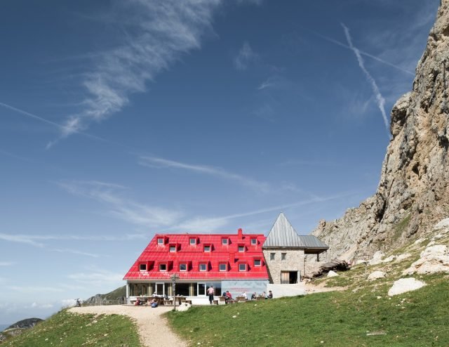Il rifugio Alpe di Tires, a 2.440 metri di quota, è un punto di confluenza di vari sentieri al confine tra il Trentino e l’Alto Adige e scopo del progetto architettonico è rendere il soggiorno degli ospiti confortevole rispettando il luogo e i princìpi dell’edilizia montana. Senoner Tammerle Architekten Il rifugio Alpe di Tires, a 2.440 metri di quota, è un punto di confluenza di vari sentieri al confine tra il Trentino e l’Alto Adige e scopo del progetto architettonico è rendere il soggiorno degli ospiti confortevole rispettando il luogo e i princìpi dell’edilizia montana. Senoner Tammerle Architekten