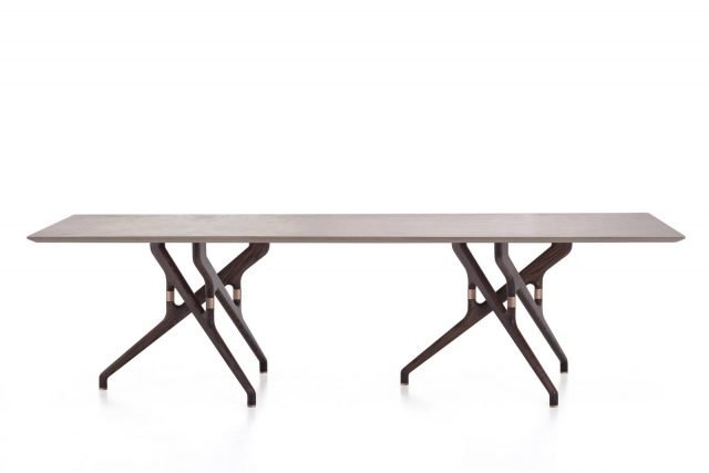 Torso di Potocco è il nuovo tavolo rettangolare disegnato da Gianluigi Landoni che ha un ampio piano in cemento sorretto da una base design in frassino carbone con dettagli in ottone brunito. Le grandi dimensioni e il design ricercato lo rendono il protagonista indiscusso del living. Misura L 280 x P 110 cm. www.potocco.it Torso di Potocco è il nuovo tavolo rettangolare disegnato da Gianluigi Landoni che ha un ampio piano in cemento sorretto da una base design in frassino carbone con dettagli in ottone brunito. Le grandi dimensioni e il design ricercato lo rendono il protagonista indiscusso del living. Misura L 280 x P 110 cm. www.potocco.it