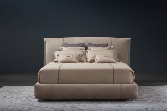Amal di Flou è il nuovo letto, design Carlo Colombo, che ha la testata resa speciale dalla presenza di due pinze metalliche che trattengono lateralmente il rivestimento. Le pinze sono disponibili in tre finiture, oro lucido, brunito opaco e nickel nero lucido, che si abbinano facilmente a ogni rivestimento. La base e la testata sono morbide, imbottite e facilmente sfoderabili grazie al velcro; il piano di riposo è disponibile in tre versioni: base smontabile con piano a doghe regolabile, base con contenitore salvaspazio, base con nuova rete a movimento a Motion4. Si può scegliere fra quattro misure diverse. www.flou.it Amal di Flou è il nuovo letto, design Carlo Colombo, che ha la testata resa speciale dalla presenza di due pinze metalliche che trattengono lateralmente il rivestimento. Le pinze sono disponibili in tre finiture, oro lucido, brunito opaco e nickel nero lucido, che si abbinano facilmente a ogni rivestimento. La base e la testata sono morbide, imbottite e facilmente sfoderabili grazie al velcro; il piano di riposo è disponibile in tre versioni: base smontabile con piano a doghe regolabile, base con contenitore salvaspazio, base con nuova rete a movimento a Motion4. Si può scegliere fra quattro misure diverse. www.flou.it