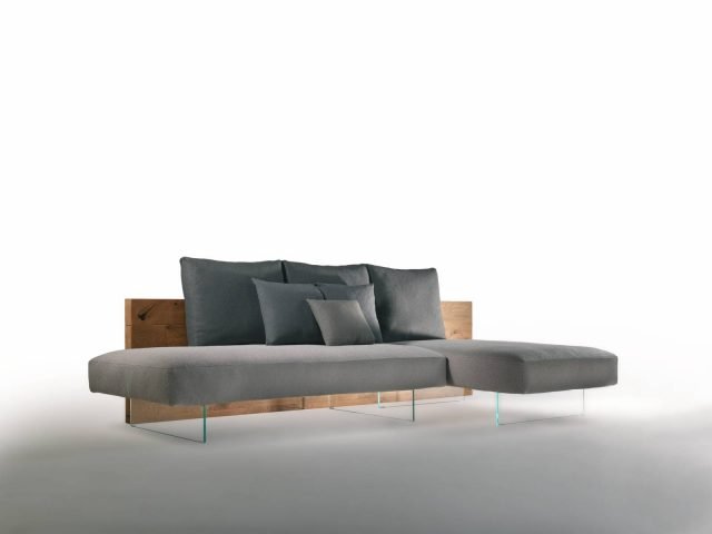 Air Wildwood Sofa di Lago è il nuovo divano, design Daniele Lago, che è formata da una tavola di legno, ricca di venature e di segni del tempo, su cui sono posizionati soffici cuscini in piuma, con una forma squadrata, rivestiti in frisè di lino e cotone naturale. La struttura in legno è sorretta da sottili gambe in vetro trasparente. Lo schienale in rovere Wildwood è disallineato rispetto alla base e consente di posizionare il divano sia a parete sia in centro stanza. É un arredo leggero e modulare grazie ai braccioli e alle diverse misure di sedute e di schienali; inoltre può essere lineare, a penisola o ad angolo. Misura L 303,6 x P 8 x H 70 cm. www.lago.it Air Wildwood Sofa di Lago è il nuovo divano, design Daniele Lago, che è formata da una tavola di legno, ricca di venature e di segni del tempo, su cui sono posizionati soffici cuscini in piuma, con una forma squadrata, rivestiti in frisè di lino e cotone naturale. La struttura in legno è sorretta da sottili gambe in vetro trasparente. Lo schienale in rovere Wildwood è disallineato rispetto alla base e consente di posizionare il divano sia a parete sia in centro stanza. É un arredo leggero e modulare grazie ai braccioli e alle diverse misure di sedute e di schienali; inoltre può essere lineare, a penisola o ad angolo. Misura L 303,6 x P 8 x H 70 cm. www.lago.it