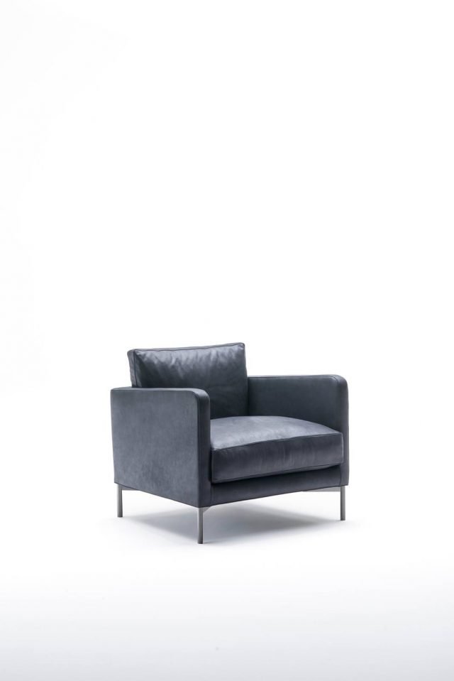 Dumas di Living Divani è la nuova poltrona, design Piero Lissoni, che si rifà ai modelli della tradizione borghese La seduta profonda e lo schienale basso dotato di un morbido cuscino la rendono molto comfortevole; il bracciolo curvato e i sottili piedini in metallo ne sottolineano il design semplice ed elegante. www.livingdivani.it Dumas di Living Divani è la nuova poltrona, design Piero Lissoni, che si rifà ai modelli della tradizione borghese La seduta profonda e lo schienale basso dotato di un morbido cuscino la rendono molto comfortevole; il bracciolo curvato e i sottili piedini in metallo ne sottolineano il design semplice ed elegante. www.livingdivani.it