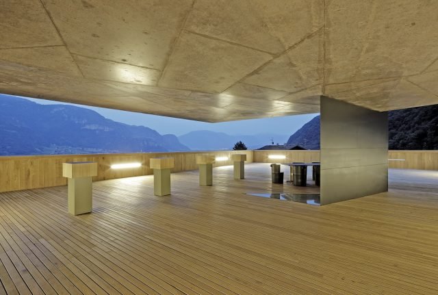 Cantina Nals Margreid: il progetto di recupero e ampliamento prevedeva la riunione dei siti di produzione di Magrè e Nalles e l’espansione della produzione vinicola a Nalles.
E’ stato così costruito un nuovo edificio di testa per lo scarico e la vinificazione dell’uva con una torre di vinificazione annessa, una grande cantina interrata che collega quelle esistenti e una nuova barricaia. Markus Scherer Architekt Cantina Nals Margreid: il progetto di recupero e ampliamento prevedeva la riunione dei siti di produzione di Magrè e Nalles e l’espansione della produzione vinicola a Nalles.
E’ stato così costruito un nuovo edificio di testa per lo scarico e la vinificazione dell’uva con una torre di vinificazione annessa, una grande cantina interrata che collega quelle esistenti e una nuova barricaia. Markus Scherer Architekt