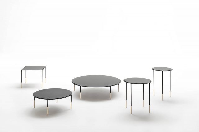 Era di Living Divani è il nuovo tavolino interamente realizzato in lamiera tagliata al laser con il piano, disponibile rettangolare, quadrato o tondo, realizzato in Hpl, in essenza o in due versioni laccate lucide. Le viti in ottone utilizzate come elementi di fissaggio impreziosiscono la struttura leggera; le gambe sono bimateriche. Sono disponibili in diverse altezze e diversi formati. www.livingdivani.it Era di Living Divani è il nuovo tavolino interamente realizzato in lamiera tagliata al laser con il piano, disponibile rettangolare, quadrato o tondo, realizzato in Hpl, in essenza o in due versioni laccate lucide. Le viti in ottone utilizzate come elementi di fissaggio impreziosiscono la struttura leggera; le gambe sono bimateriche. Sono disponibili in diverse altezze e diversi formati. www.livingdivani.it