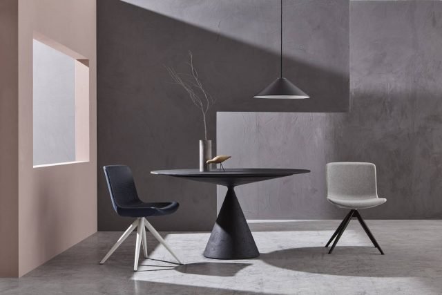 82. Milos di Sitland è la nuova poltroncina imbottita che ha un unico guscio che dà vita allo schienale e alla seduta; il rivestimento è disponibile in tessuti pregiati. La base è disponibile in legno o in alluminio. É un arredo adatto sia agli ambienti casa sia contract. www.sitland.com 82. Milos di Sitland è la nuova poltroncina imbottita che ha un unico guscio che dà vita allo schienale e alla seduta; il rivestimento è disponibile in tessuti pregiati. La base è disponibile in legno o in alluminio. É un arredo adatto sia agli ambienti casa sia contract. www.sitland.com
