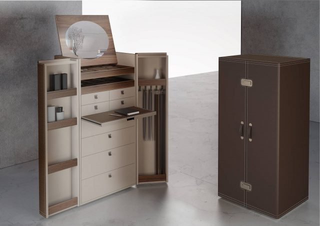Bombay di Alivar è il nuovo baule attrezzato con un ampio specchio, una serie di ripiani estraibili, vani portaorologi e bijoux, mensoline portaoggetti e ganci portacravatte e accessori. La struttura è disponibile in noce o rovere ed è ricoperto, sia internamente sia esternamente, in pregiato cuoio chiaro. Uno scrigno realizzato artigianalmente in cui raccogliere oggetti preziosi e segreti. www.alivar.it Bombay di Alivar è il nuovo baule attrezzato con un ampio specchio, una serie di ripiani estraibili, vani portaorologi e bijoux, mensoline portaoggetti e ganci portacravatte e accessori. La struttura è disponibile in noce o rovere ed è ricoperto, sia internamente sia esternamente, in pregiato cuoio chiaro. Uno scrigno realizzato artigianalmente in cui raccogliere oggetti preziosi e segreti. www.alivar.it