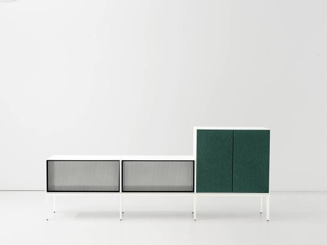Add S di Lapalma è il sistema di contenitori che consente di combinare i moduli base di metallo, disponibili in tre diverse altezze, con gli elemnti contenitore bifrontali, disponibili nelle versioni con antine o con cassetti. É estremamente personalizzabile e consente un utilizzo anche a centro stanza. Le ante possono essere laccate o rivestite in tessuto. Misura L 90 x P 45 x H 40/70 cm. www.lapalma.it Add S di Lapalma è il sistema di contenitori che consente di combinare i moduli base di metallo, disponibili in tre diverse altezze, con gli elemnti contenitore bifrontali, disponibili nelle versioni con antine o con cassetti. É estremamente personalizzabile e consente un utilizzo anche a centro stanza. Le ante possono essere laccate o rivestite in tessuto. Misura L 90 x P 45 x H 40/70 cm. www.lapalma.it