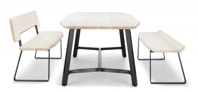 S 1092 di Thonet GmbH è il nuovo tavolo, grande e robusto nello stesso tempo, con il piano realizzato in massello di frassino o rovere e le quattro gambe in acciaio piatto curvato nero effetto ghisa; il traverso di collegamento tra le gambe è in legno e funge da pratico poggiapiedi. Il piano con gli angoli arrotondati è lungo fino a 250 cm. Sono disponibili anche le nuove panche coordinate in grado di ospitare quattro persone. Misura L 250 x P 100 x H 73 cm. www.thonet.de S 1092 di Thonet GmbH è il nuovo tavolo, grande e robusto nello stesso tempo, con il piano realizzato in massello di frassino o rovere e le quattro gambe in acciaio piatto curvato nero effetto ghisa; il traverso di collegamento tra le gambe è in legno e funge da pratico poggiapiedi. Il piano con gli angoli arrotondati è lungo fino a 250 cm. Sono disponibili anche le nuove panche coordinate in grado di ospitare quattro persone. Misura L 250 x P 100 x H 73 cm. www.thonet.de