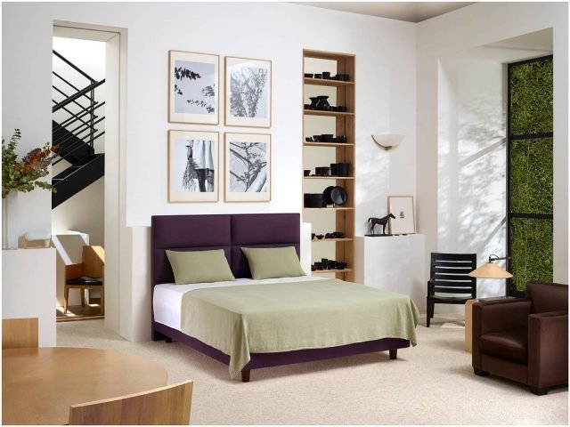 Victoria di Vispring è il nuovo letto con un design elegante e moderno, sottolineato dalla testata rettangolare formata da grandi pannelli orizzontali rivestiti in misto lino e cotone. Il materasso, composto da uno strato di molle in acciaio Vanadium insacchettate, racchiuse fra strati di pura lana britannica, cotone e crine di cavallo, è cucito a mano da maestri artigiani. www.vispring.com Victoria di Vispring è il nuovo letto con un design elegante e moderno, sottolineato dalla testata rettangolare formata da grandi pannelli orizzontali rivestiti in misto lino e cotone. Il materasso, composto da uno strato di molle in acciaio Vanadium insacchettate, racchiuse fra strati di pura lana britannica, cotone e crine di cavallo, è cucito a mano da maestri artigiani. www.vispring.com