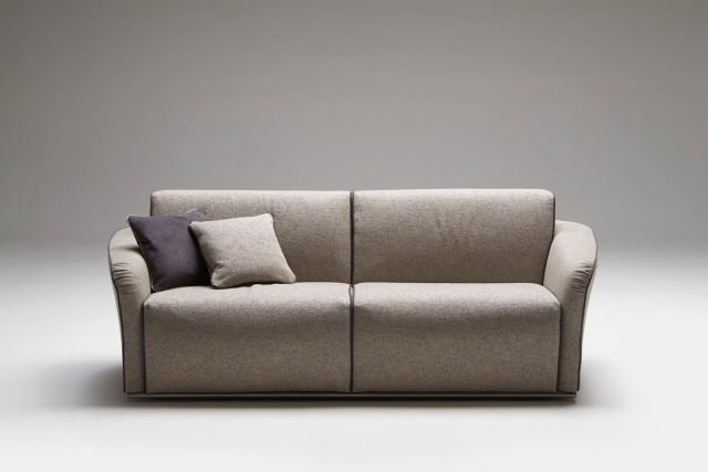 Groove di Milano Bedding è il divano letto che ha una linea pulita e una forma avvolgente. Il drappeggio del bracciolo e il bordino in contrasto lo rendono elegante e raffinato; il rivestimento è completamente sfoderabile e lavabile. Si trasforma facilmente in un comodo letto ed è disponibile in quattro formati diversi. www.milanobedding.it Groove di Milano Bedding è il divano letto che ha una linea pulita e una forma avvolgente. Il drappeggio del bracciolo e il bordino in contrasto lo rendono elegante e raffinato; il rivestimento è completamente sfoderabile e lavabile. Si trasforma facilmente in un comodo letto ed è disponibile in quattro formati diversi. www.milanobedding.it
