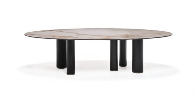 Roll di Cattelan Italia è il nuovo tavolo caratterizzato da una piacevole asimmetria e dalle gambe cilindriche di diametri diversi. Il piano, disponibile in legno, ceramica e cristallo, poggia su una base che può essere formata da tre, quattro o cinque gambe cilindriche nelle finiture nero goffrato o titanio goffrato. www.cattelanitalia.com Roll di Cattelan Italia è il nuovo tavolo caratterizzato da una piacevole asimmetria e dalle gambe cilindriche di diametri diversi. Il piano, disponibile in legno, ceramica e cristallo, poggia su una base che può essere formata da tre, quattro o cinque gambe cilindriche nelle finiture nero goffrato o titanio goffrato. www.cattelanitalia.com