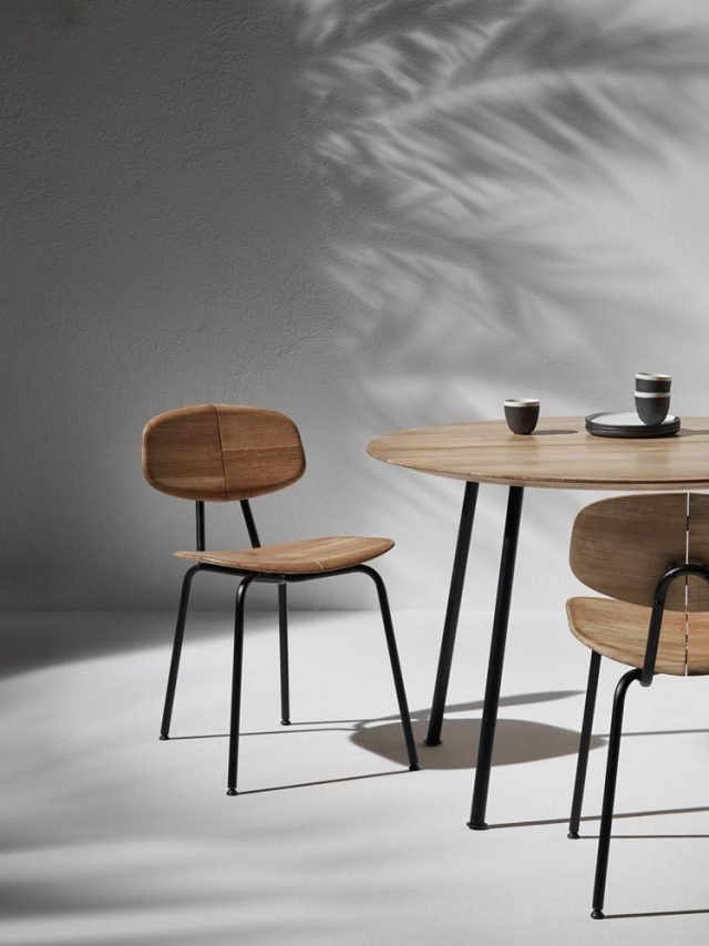 99. Agave di Ethimo è la nuova sedia outdoor, design Mattia Albicini, realizzata in teak massello lavorato con cura artigianale sino ad ottenere una superficie setosa.; inoltre è dotata di un sottile incavo posto in corrispondenza della linea di simmetria che funge da drenaggio. La forma, che si ispira ai modelli degli Anni Cinquanta, la rende confortevole e elegante, un pezzo senza tempo. www.ethimo.it 99. Agave di Ethimo è la nuova sedia outdoor, design Mattia Albicini, realizzata in teak massello lavorato con cura artigianale sino ad ottenere una superficie setosa.; inoltre è dotata di un sottile incavo posto in corrispondenza della linea di simmetria che funge da drenaggio. La forma, che si ispira ai modelli degli Anni Cinquanta, la rende confortevole e elegante, un pezzo senza tempo. www.ethimo.it