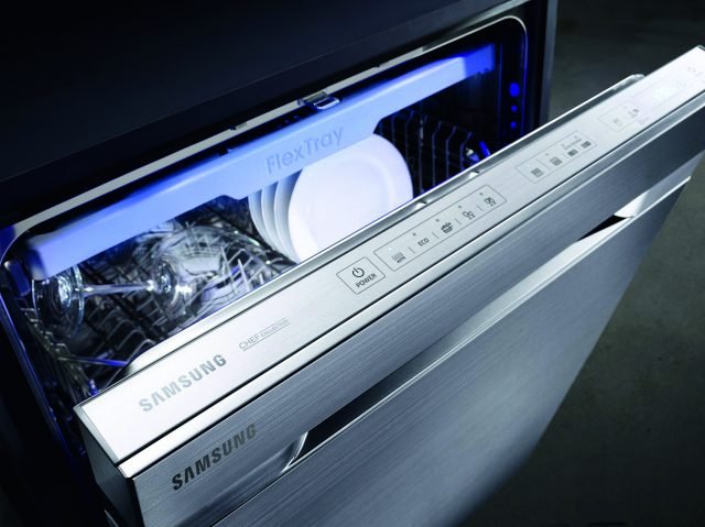 La lavastoviglie da incasso Serie 9000 DW60J9960US di Samsung, con terzo cestello e 5 programmi di lavaggio, è dotata della tecnologia Waterwall™: con un getto d'acqua potentissimo raggiunge ogni angolo dell’apparecchio a una pressione fino al 15% superiore rispetto a un ciclo tradizionale. La lavastoviglie da incasso Serie 9000 DW60J9960US di Samsung, con terzo cestello e 5 programmi di lavaggio, è dotata della tecnologia Waterwall™: con un getto d'acqua potentissimo raggiunge ogni angolo dell’apparecchio a una pressione fino al 15% superiore rispetto a un ciclo tradizionale.