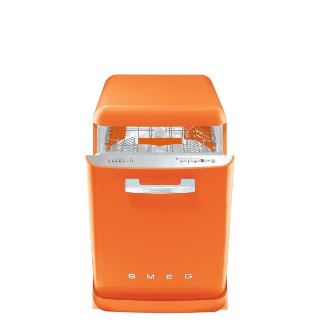 Con estetica anni ’50, in vari colori, BLV20-2 di Smeg l'apparecchio lava piatti con un diametro fino a 30 cm. Può essere alimentata con acqua calda di rete. Ha partenza differita e ciclo di lavaggio per cristalli. Con estetica anni ’50, in vari colori, BLV20-2 di Smeg l'apparecchio lava piatti con un diametro fino a 30 cm. Può essere alimentata con acqua calda di rete. Ha partenza differita e ciclo di lavaggio per cristalli.