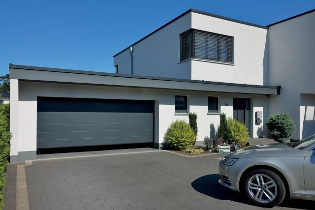 portone sezionale LPU67 Thermo di Hörmann è proposto con greca M e L nelle superfici Silkgrain® effetto seta e Decograin simil-legno portone sezionale LPU67 Thermo di Hörmann è proposto con greca M e L nelle superfici Silkgrain® effetto seta e Decograin simil-legno