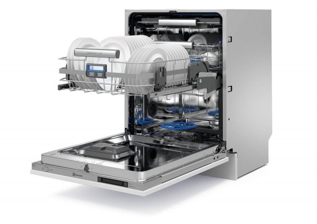 Ha vasca XXL la lavastoviglie da incasso ESL 7540 RO ComfortLift® di Electrolux a scomparsa totale con cesti flessibili RealLife dotati di sistema di sollevamento facilitato ComfortLift®. Il vassoio portaposate è rimovibile. La porta si apre automaticamente a fine ciclo. Ha vasca XXL la lavastoviglie da incasso ESL 7540 RO ComfortLift® di Electrolux a scomparsa totale con cesti flessibili RealLife dotati di sistema di sollevamento facilitato ComfortLift®. Il vassoio portaposate è rimovibile. La porta si apre automaticamente a fine ciclo.