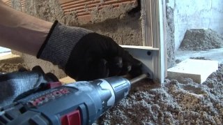 Per installare un battiscopa filo muro bisogna prima predisporre l’incavo in cui collocare i profili lineari. Nel caso di parete in cartongesso vanno fissati i profili, appositamente preforati, tramite viti. Per installare un battiscopa filo muro bisogna prima predisporre l’incavo in cui collocare i profili lineari. Nel caso di parete in cartongesso vanno fissati i profili, appositamente preforati, tramite viti.