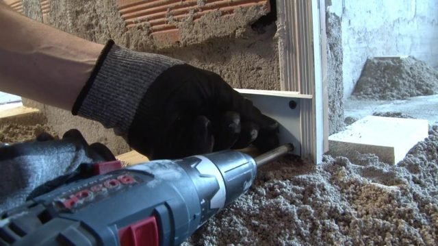 Per installare un battiscopa filo muro bisogna prima predisporre l’incavo in cui collocare i profili lineari. Nel caso di parete in cartongesso vanno fissati i profili, appositamente preforati, tramite viti. Per installare un battiscopa filo muro bisogna prima predisporre l’incavo in cui collocare i profili lineari. Nel caso di parete in cartongesso vanno fissati i profili, appositamente preforati, tramite viti.