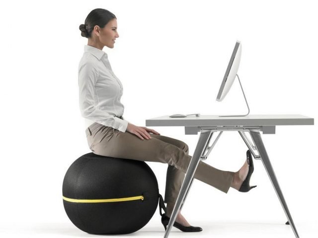 Muoversi mentre si lavora seduti: l’ideale! Con Wellness Ball Active Sitting si può stare seduti muovendosi. Questa seduta innovativa di Technogym permette, infatti, grazie alla sua forma sferica ed instabile per definizione, di muoversi costantemente anche quando si è seduti in ufficio o in casa. Il movimento costante anche durante le attività sedentarie è il miglior rimedio. I più recenti studi internazionali sulle conseguenze dell’inattività fisica indicano, infatti, che il vero problema da affrontare non è il poco tempo che dedichiamo al movimento, ma l’eccessivo numero di ore durante le quali si sta fermi. La palla, inoltre, consente di rimanere nella posizione corretta, migliorando la flessibilità muscolare e la tonificazione del tronco addominale e degli arti inferiori. Wellness Ball può essere utilizzata sia in casa sia in ufficio anche come strumento per svolgere un programma completo di esercizi. Realizzata in pvc di alta qualità, è a doppia consistenza: la parte inferiore è di densità maggiore per garantire il supporto ottimale, mentre quella superiore è progettata per avere una superficie più confortevole. Il tessuto che la ricopre è accoppiato, fusto di sostegno e materiale alveolare traspirante, caratteristico delle scarpe da running. La maniglia serve per trasportarla, per spostarla e per avvicinarla alla scrivania mentre si è seduti. Inoltre, grazie al QR-Code, con qualsiasi smartphone o tablet, è possibile accedere a video programmi di esercizio. Prezzo: 245 euro. www.technogym.com Muoversi mentre si lavora seduti: l’ideale! Con Wellness Ball Active Sitting si può stare seduti muovendosi. Questa seduta innovativa di Technogym permette, infatti, grazie alla sua forma sferica ed instabile per definizione, di muoversi costantemente anche quando si è seduti in ufficio o in casa. Il movimento costante anche durante le attività sedentarie è il miglior rimedio. I più recenti studi internazionali sulle conseguenze dell’inattività fisica indicano, infatti, che il vero problema da affrontare non è il poco tempo che dedichiamo al movimento, ma l’eccessivo numero di ore durante le quali si sta fermi. La palla, inoltre, consente di rimanere nella posizione corretta, migliorando la flessibilità muscolare e la tonificazione del tronco addominale e degli arti inferiori. Wellness Ball può essere utilizzata sia in casa sia in ufficio anche come strumento per svolgere un programma completo di esercizi. Realizzata in pvc di alta qualità, è a doppia consistenza: la parte inferiore è di densità maggiore per garantire il supporto ottimale, mentre quella superiore è progettata per avere una superficie più confortevole. Il tessuto che la ricopre è accoppiato, fusto di sostegno e materiale alveolare traspirante, caratteristico delle scarpe da running. La maniglia serve per trasportarla, per spostarla e per avvicinarla alla scrivania mentre si è seduti. Inoltre, grazie al QR-Code, con qualsiasi smartphone o tablet, è possibile accedere a video programmi di esercizio. Prezzo: 245 euro. www.technogym.com